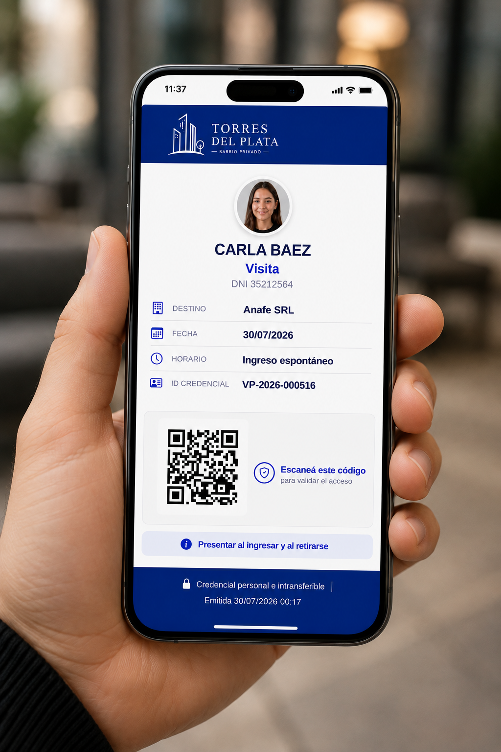 Credencial QR de la invitación mostrada en el celular del visitante