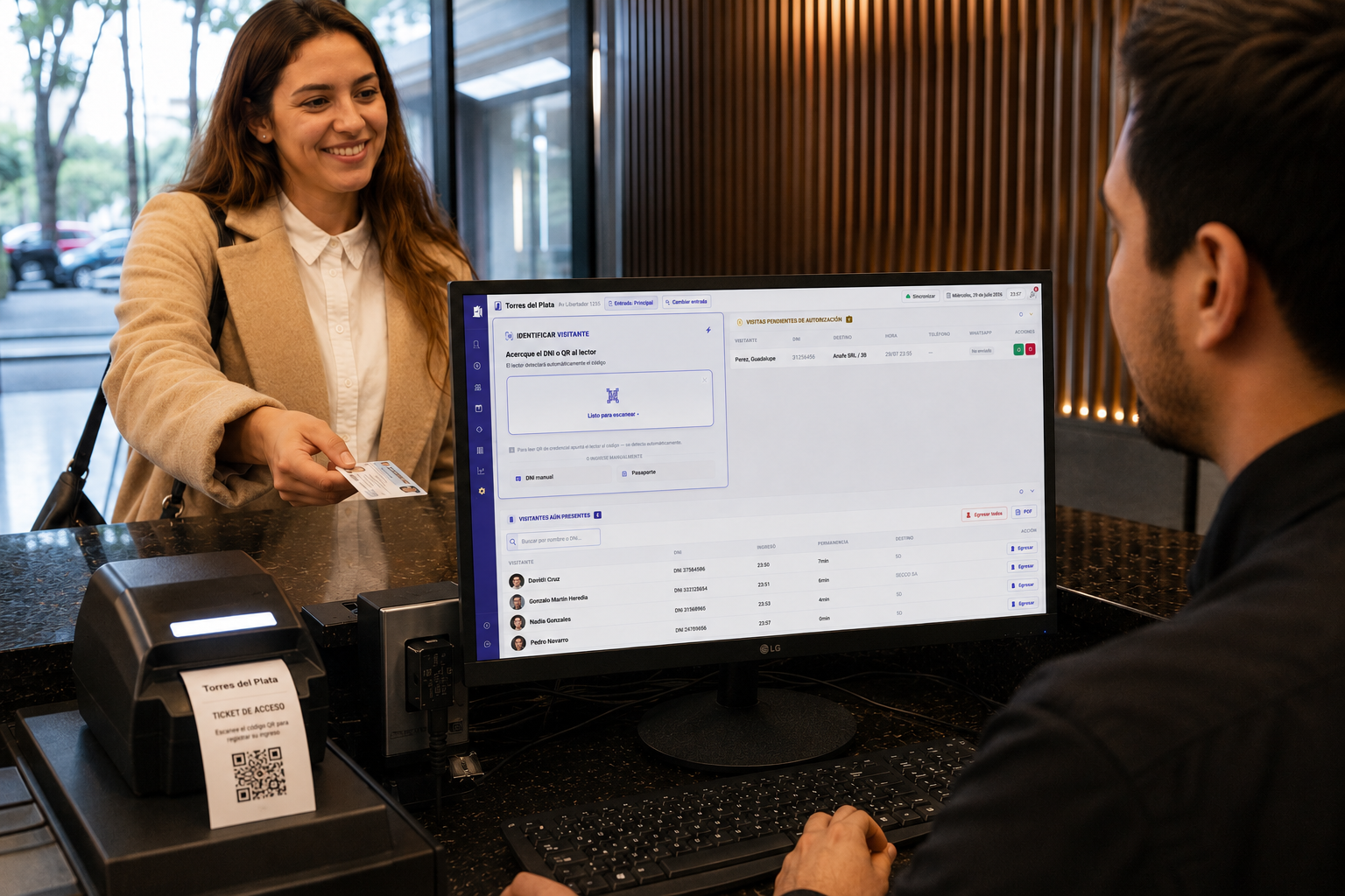 Visitante entregando su DNI al operador en la recepción